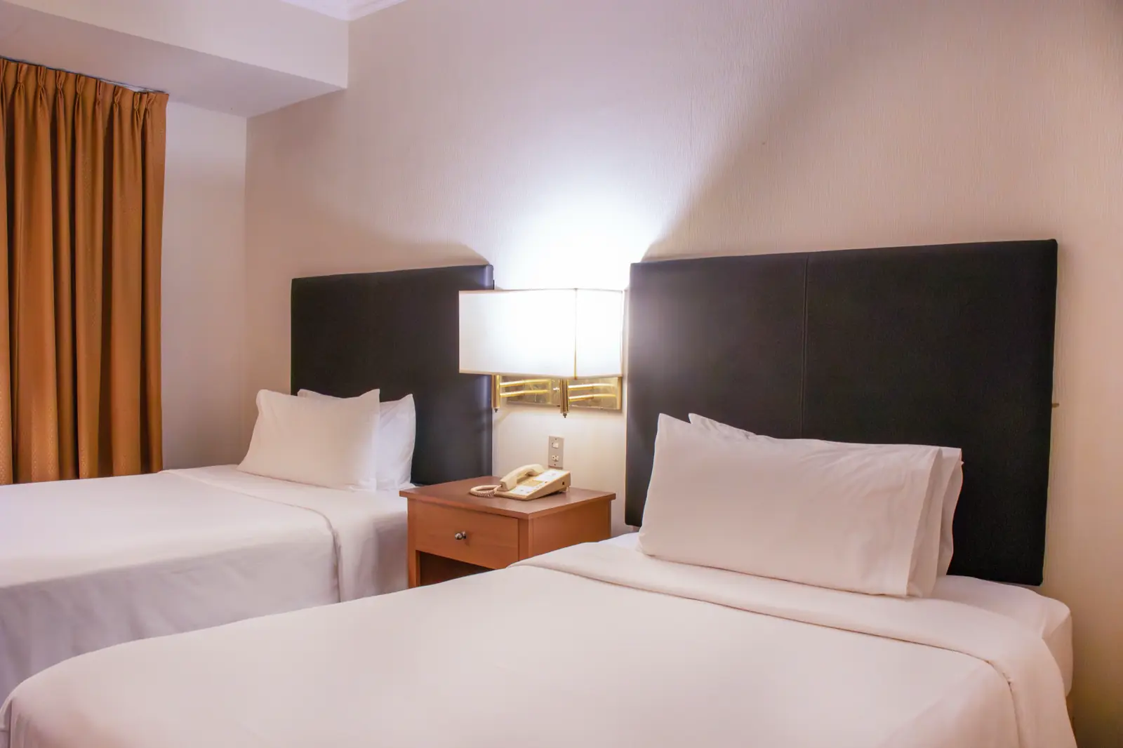 Zona de descanso de la habitación con dos camas dobles